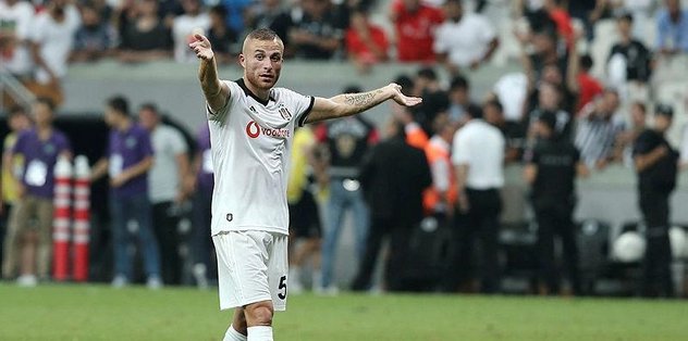 Tribünlerde Gökhan Töre coşkusu