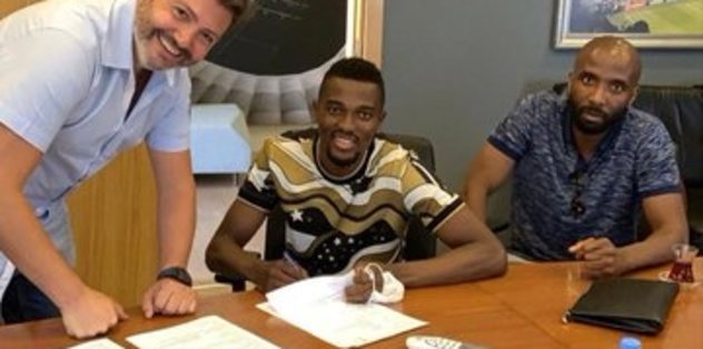 Ve Bernard Mensah resmen Beşiktaş'ta! İmzayı attı
