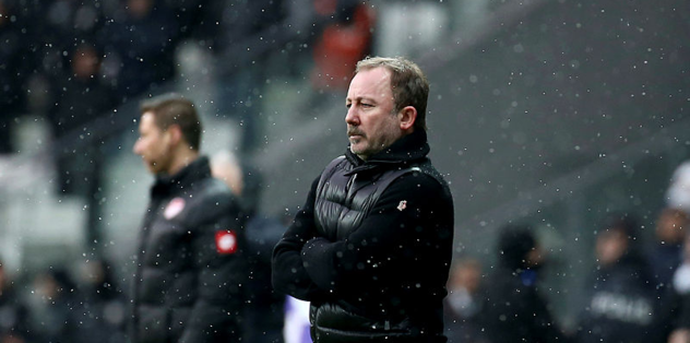 Yalçın gençlere kapıyı açtı