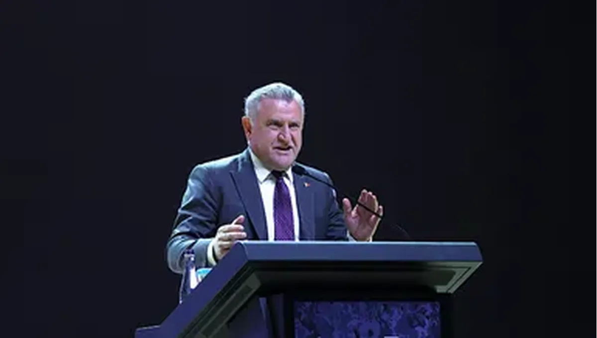 Beşiktaş'ta Serdal Adalı'ya Bakan'dan Tebrik Mesajı Geldi