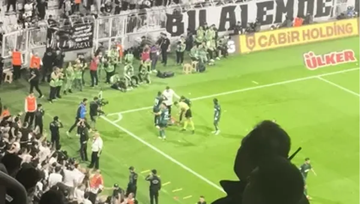 Beşiktaş-Kocaelispor maçında Daniel Agyei'ye madde fırlatıldı!
